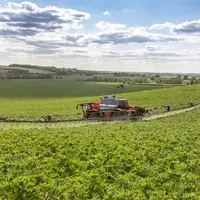 Pulvérisateur automoteur Horsch Leeb au travail avec dispositif Boom Control Pro Plus de contrôle de la hauteur de rampe.