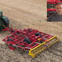 Scalpeur à dents Pöttinger Plano VT 6060 avec tracteur John Deere 6R 195 et Mathieu Ondet, agriculteur essayeur