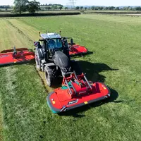 Groupe de fauche triple Kverneland avec tracteur Valtra