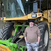 <em class="placeholder">Joël Coureau devant une ensileuse New Holland FX 48 transformé en automoteur de fauche. </em>