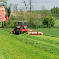 <em class="placeholder">Benoit Delafosse, agriculteur à Torigny-Les-Villes dans la Manche, et tracteur Case IH avec groupe de fauche Pöttinger au trav
