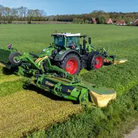 Groupe de fauche Krone EasyCut B 1250 CV Fold Collect avec un tracteur Fendt