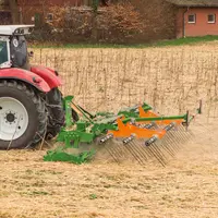 Rouleau hacheur porté Amazone TopCut 6000-2 attelé à un tracteur Massey Ferguson