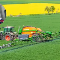 <em class="placeholder">Bernhard Bulich, exploitant à Cologne en Allemagne, et Pulvérisateur traîné Amazone UX 7601 Super de 7 600 litres en action au