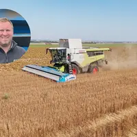 <em class="placeholder">Moissonneuse-batteuse Claas Lexion 7500 avec un stripper Shelbourne Reynolds, Eric Guen, dirigeant de GTTA. </em>