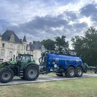 Tracteur Deutz avec tonne à lisier bleue de Mauguin Citagri et enfouisseur à dents de 7,20 mètres