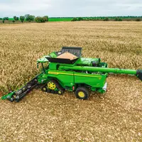 <em class="placeholder">Moissonneuse-batteuse John Deere  S7 900 avec des chenilles à la récolte de maïs grain</em>
