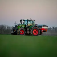 Tracteur Fendt avec épandeur engrais porté Kverneland.