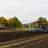 <em class="placeholder">Deux tracteurs Claas Axion 9 au travail du sol.</em>