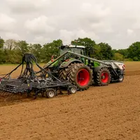 Scalpeur Sky Agriculture Methys PCS avec unité de semis, trémie frontale Progress TF et Tracteur Fendt