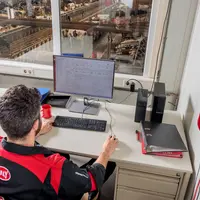 Bureau d'exploitation laitière avec robots de traite Lely