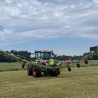 Faneuse portée Claas Volto 1100 relevée en bout de champ