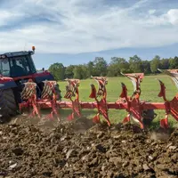 Charrue portée 6 corps Maschio Gaspardo Unico M6 NE au labour avec tracteur Massey Ferguson