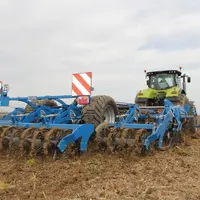 Tracteur Claas et déchaumeur Carré