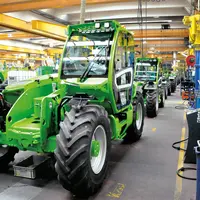 Chaîne d'assemblage des chariots télescopiques dans l'usine Merlo de Cuneo en Italie