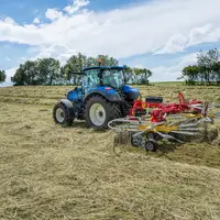 Andaineur Pöttinger Top V 6520 C et tracteur New Holland T5.120