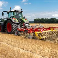 Déchaumeur à dents Pöttinger Synkro attelé à un tracteur Fendt