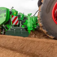 planteuse de pommes de terre AVR Ceres 440 en combinaison avec une herse rotative Maschio Gaspardo DM 3000 et un décompacteur