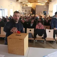 Au moment du vote à bulletin secret.