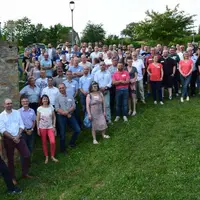 Une partie des 177 salariés d’Elvanovia et de Cecna réunis à Curgy le 20 mai dernier en présence d’administrateurs et des présidents.