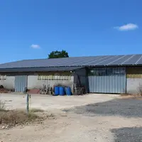 L’ancien bâtiment équipé d’une centrale photovoltaïque.