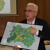 Bruno Bove, a reçu la fameuse carte des mains de Christine Lemaire, vice-présidente de la Chambre d’agriculture de l’Allier, aux côtés de Patrice Bonn