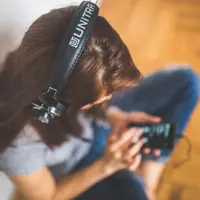 Le podcast est le compagnon idéal pour s’évader pendant un footing, la cuisine ou encore le ménage.
