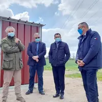 Arnaud Delbard devant la pompe de forage, aux côtés des élus.