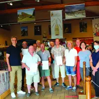 Les onze viticulteurs de Saint-Pourçain ayant obtenu leurs certifications HVE, entourés des représentants de l’Union des vignerons et de la Chambre d’