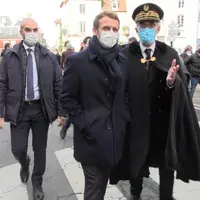 Emmanuel Macron a échangé avec de nombreuses personnes lors de sa déambulation dans les rues de la ville de Moulins.