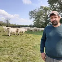 Mathias Vivier, agriculteur installé au domaine des Pindons, à Beaulon.