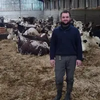Anthony Minoli, sur son exploitation, aux côtés de ses bêtes.