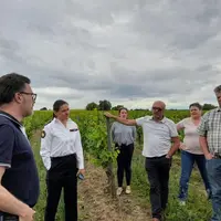 Valérie Hatsch, préfète de l'Allier, entourée des représentants des services de l'Etat, de la profession et des élus, à la rencontre des agriculteurs