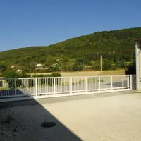 L’installation d’une barrière et la pose de caméras permettent de sécuriser les exploitations agricoles et sont souvent dissuasives.