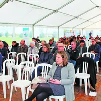 Une assistance d’environ 70 à 80 personnes au sein du parc Paléopolis à Gannat le 4 avril.