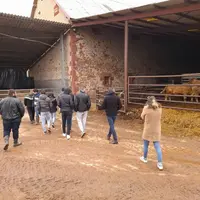Les élèves ont pu faire un tour complet de chaque exploitation en compagnie des exploitants. Ici, chez Baptiste Monce, à Tortezais.