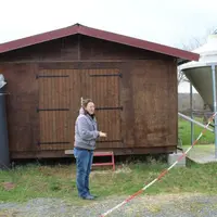 Les petits poulaillers, d’une surface de 62,5 m2 sont en bois sur plancher pour une meilleure isolation et le confort des animaux.