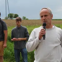 Nicolas Trouart, agriculteur installé en agriculture biologique, a accueilli, l’après-midi, sur son exploitation de Besnay, à Souvigny, les participan