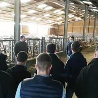 Sébastien Micaud, président des JA du canton de Bourbon l’Archambault et sa compagne Clémence ont accueilli 13 élèves de la MFR de Limoise.