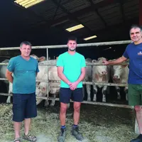 De gauche à droite : Laurent et Emmanuel Martel, en compagnie du vétérinaire Santiago Carracedo.