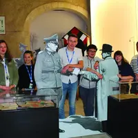 Farid Sbay (à droite), commissaire de l’exposition, entouré de l’équipe des guides : « L’oubli de notre passé peut nous conduire à reproduire les même
