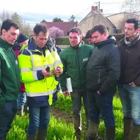 Une rencontre, sur le terrain, avec des exploitants agricoles du département de l'Allier, à Saulcet.