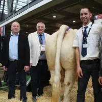 Les éleveurs : De gauche à droite : Jean-Marc Micaud, éleveur à Ygrande, Patrice Bonnin, président de la Chambre d'agriculture de l'Allier, Jean Laure