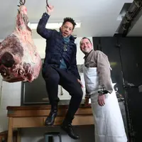 Joey star chez son boucher