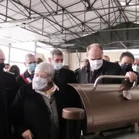 Les trois ministres ont échangé avec les dirigeants de l’entreprise 3bois, fabriquant des granulés de bois pour les systèmes de chauffage