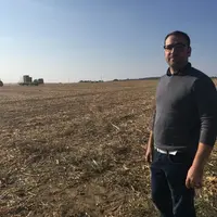 Julien Cusin-Masset propose à la vente de la paille de maïs. Pour les éleveurs du département, c’est une solution de proximité pour réduire leurs frai