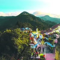 La colline de Montserrate (Cordillère des Andes), qui culmine à 3 152 m et veille sur la capitale colombienne Bogota, s’illumine chaque année au 1er d
