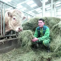 Âgé de 16 ans, Sacha Guissez a été élu Mister Agri Junior 2022 et porte fièrement les valeurs transmises par ses parents et les couleurs de sa région.
