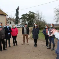 Le directeur de la DRAAF a échangé avec les agriculteurs et représentants de la profession présents.