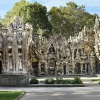 Le Palais idéal du facteur Cheval mesure 12 mètres de hauteur et près de 26 mètres de longueur.